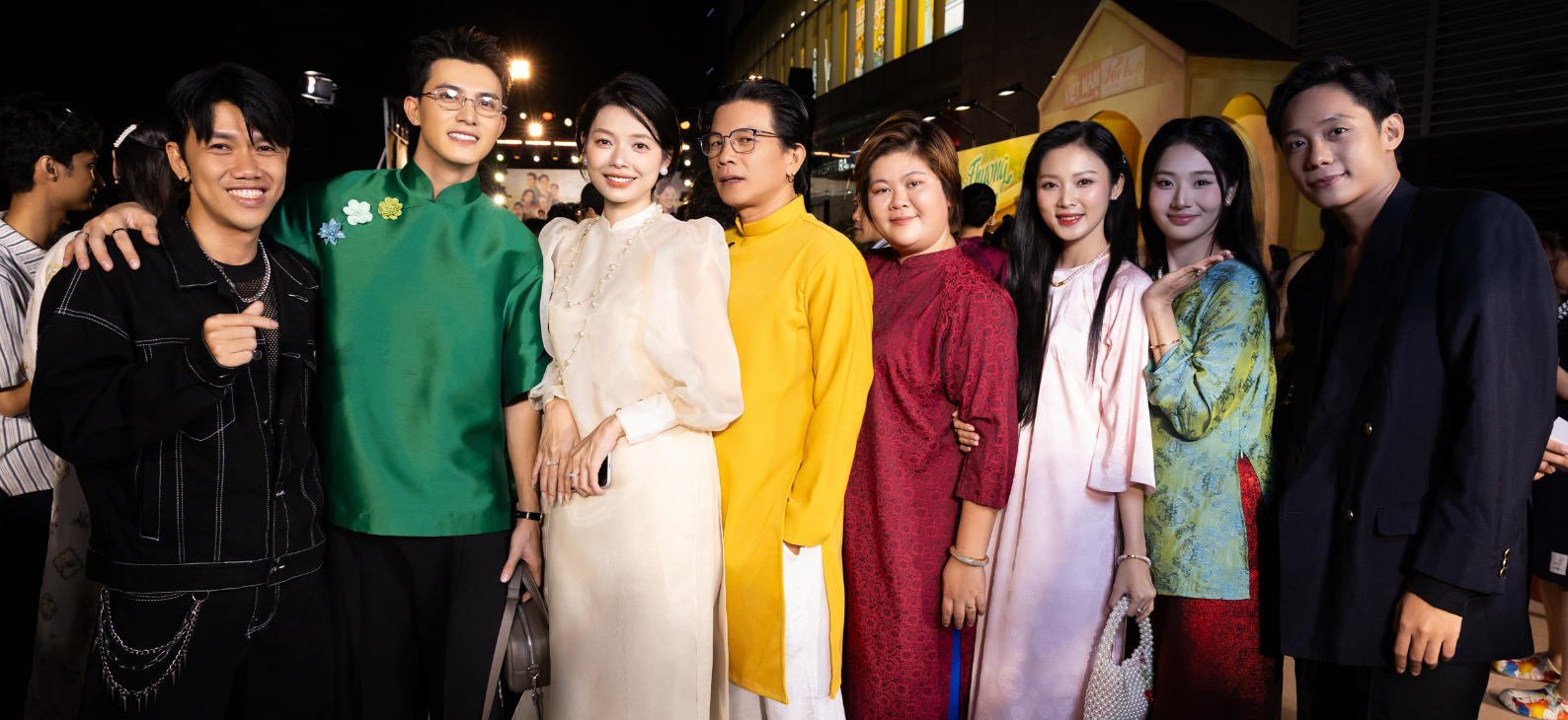 Diễn viên Xuân Văn và Đình Khang tại sự kiện ra mắt bộ phim Ai Thương Ai Mến