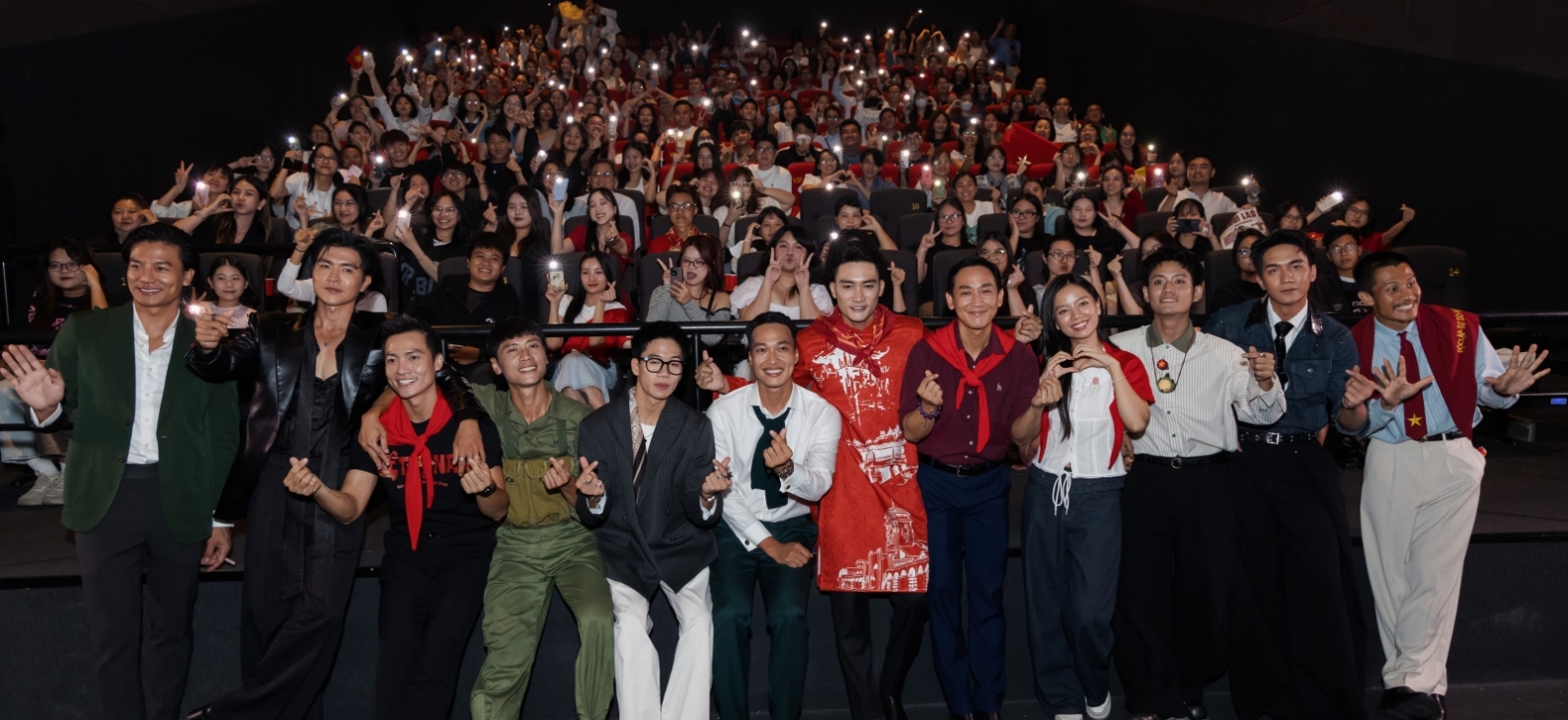 Mưa Đỏ cán mốc doanh thu 500 tỷ, khởi đầu chuỗi hoạt động cinetour tại TP.HCM Mưa Đỏ cán mốc doanh thu 500 tỷ, khởi đầu chuỗi hoạt động cinetour tại TP.HCM