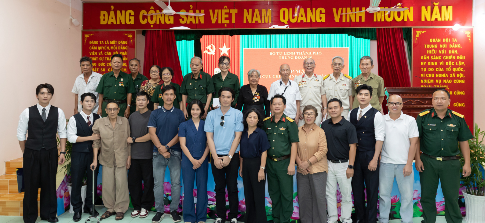 Steven Nguyễn, Đỗ Nhật Hoàng và Đình Khang giao lưu cùng các cựu chiến binh Đặc công Rừng Sác để chuẩn bị cho dự án điện ảnh mới 