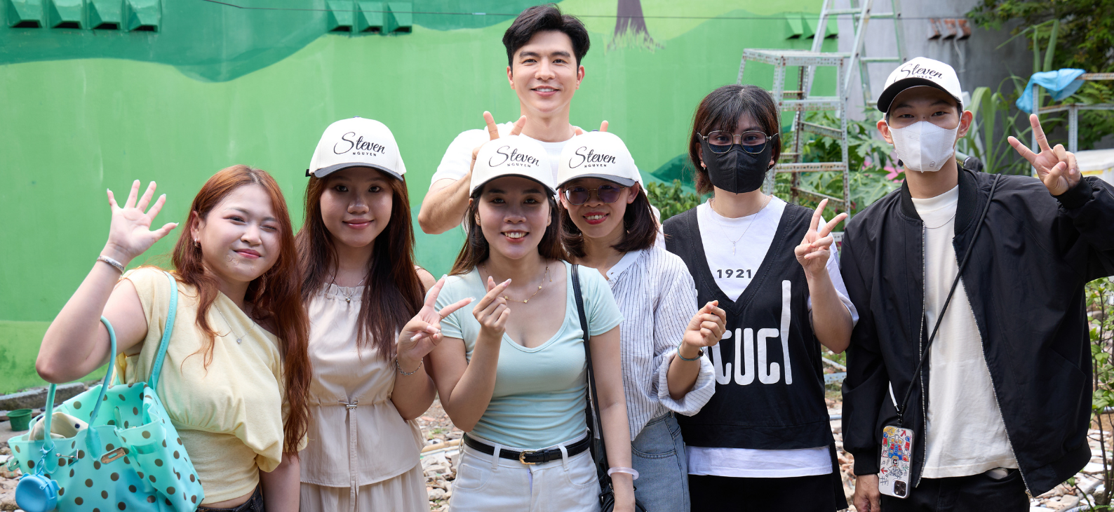 Steven Nguyễn và đoàn phim "Người Mẹ Xấu" bất ngờ nhận những phần quà tiếp sức từ người hâm mộ
