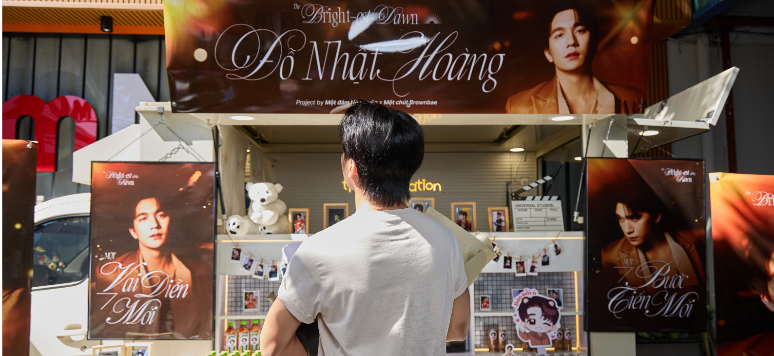 Cộng đồng người hâm mộ gửi foodtruck tiếp sức Đỗ Nhật Hoàng ngày khai máy dự án Yêu Sai Yêu Lại!