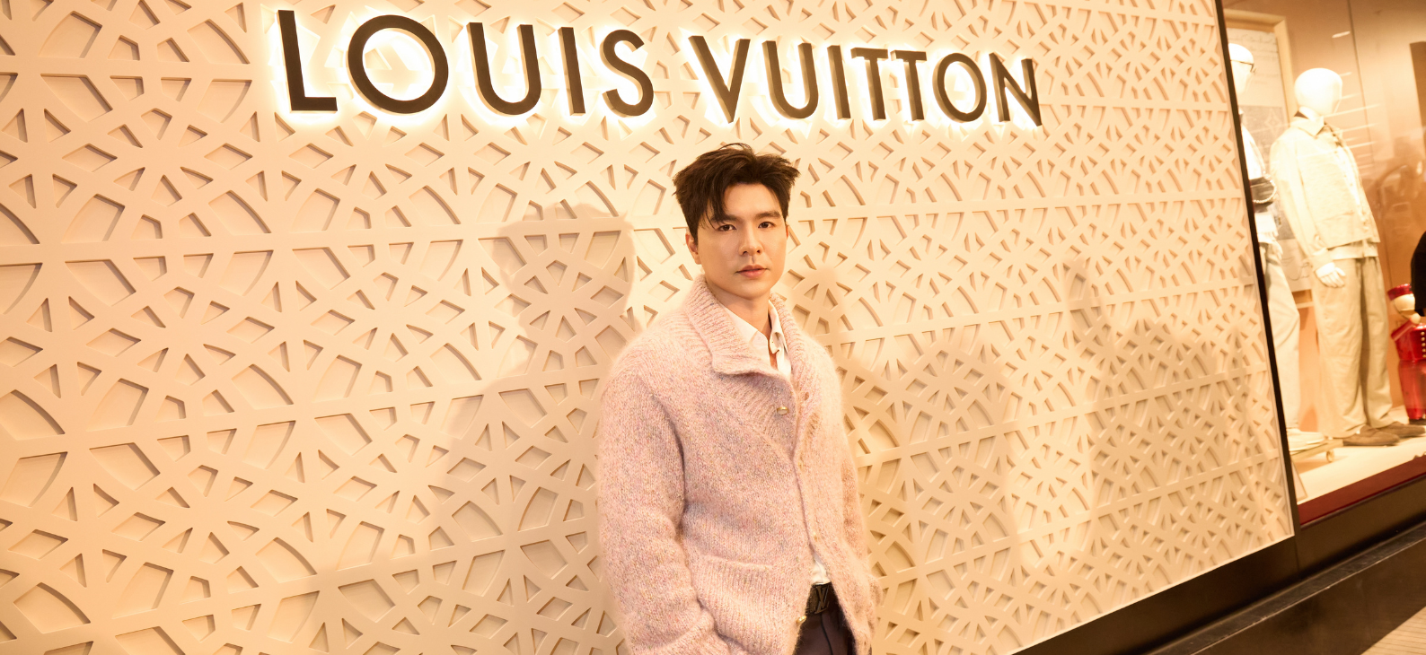 Steven Nguyễn góp mặt tại sự kiện khai trương cửa hàng thời trang nam của Louis Vuitton