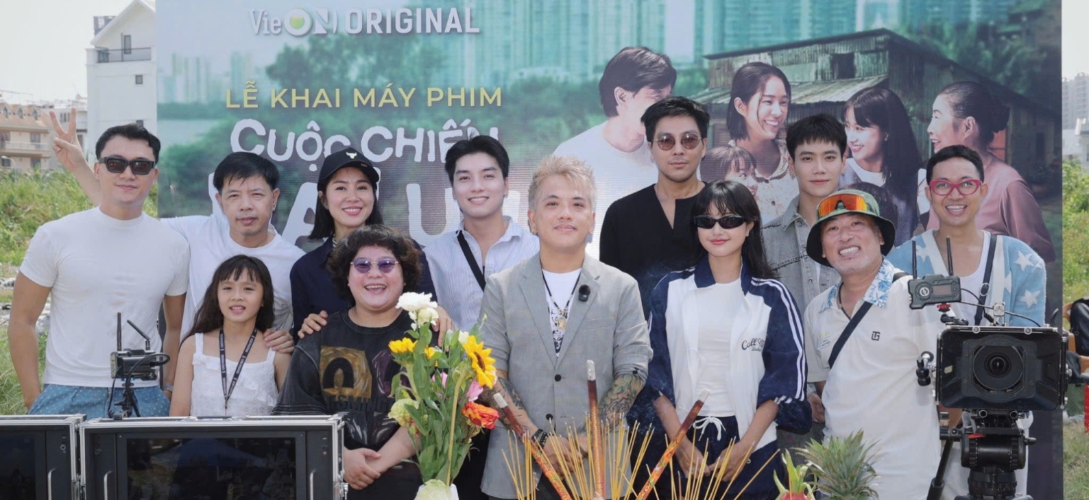 Nguyễn Xuân Phúc góp mặt trong lễ khai máy "Cuộc Chiến Hạ Lưu" cùng dàn diễn viên Việt đình đám