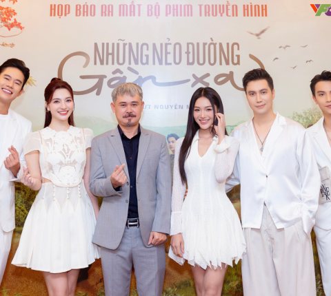 Cù Thị Trà rạng rỡ tại họp báo Những Nẻo Đường Gần Xa