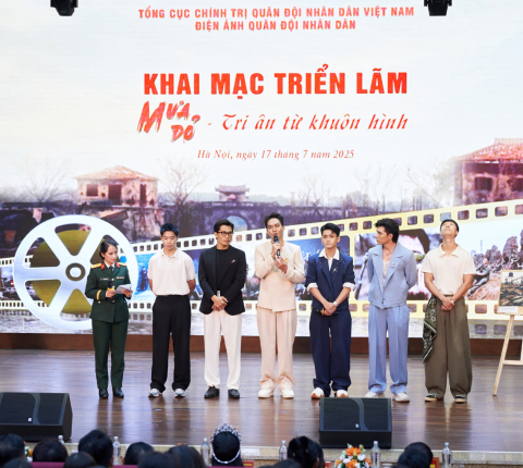 Steven Nguyễn, Đỗ Nhật Hoàng, Đình Khang tại triển lãm "Mưa Đỏ" Steven Nguyễn, Đỗ Nhật Hoàng, Đình Khang tại triển lãm "Mưa Đỏ"