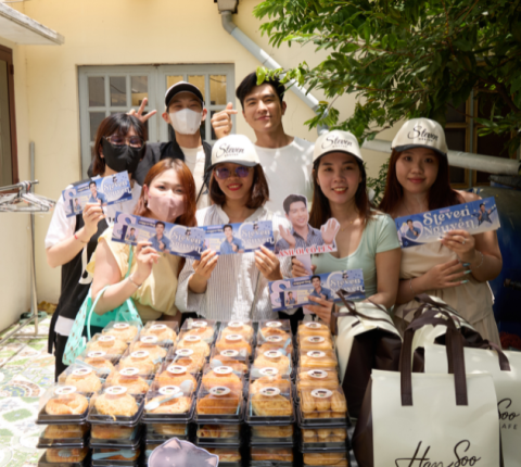 Steven Nguyễn và đoàn phim "Người Mẹ Xấu" bất ngờ nhận những phần quà tiếp sức từ người hâm mộ