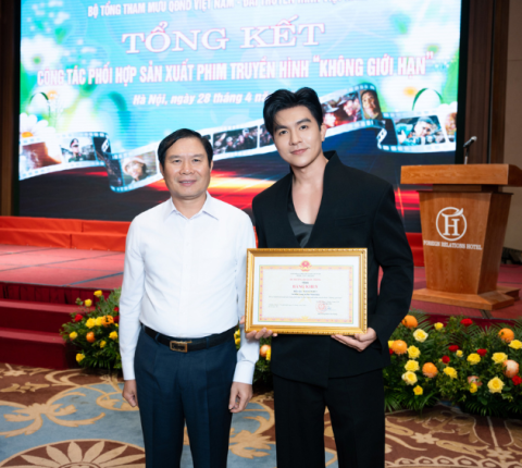 Steven Nguyễn được vinh danh tại Lễ Tổng kết Công tác phối hợp sản xuất phim truyền hình "Không Giới Hạn"
