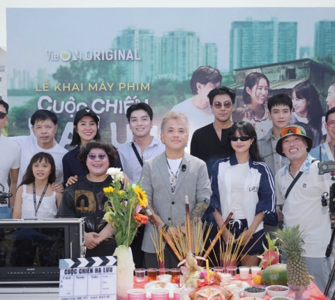 Nguyễn Xuân Phúc góp mặt trong lễ khai máy "Cuộc Chiến Hạ Lưu" cùng dàn diễn viên Việt đình đám